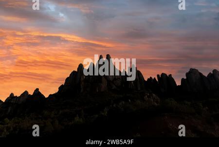 Silhouette der Berge in Montserrat mit einem farbenfrohen Abendhimmel in der Nähe von Barcelona, Spanien. Stockfoto