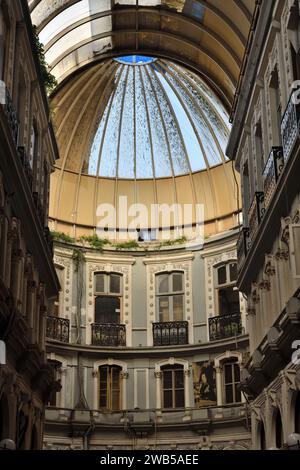 Istanbul, Türkei - 10. Dezember 2023: Cicek Pasaji Flower Passage Im Inneren. Berühmte historische Passage Cite de Pera mit historischen Cafés, Weinhäusern und Stockfoto