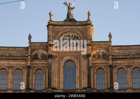 München, Deutschland - Dezember 20 2021: Das Maximilianeum, ein palastartiges Gebäude in München, wurde als Heimat einer begabten Studentenstiftung gebaut, aber seitdem Stockfoto
