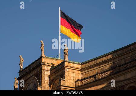 München, Deutschland - Dezember 20 2021: Das Maximilianeum, ein palastartiges Gebäude in München, wurde als Heimat einer begabten Studentenstiftung gebaut, aber seitdem Stockfoto