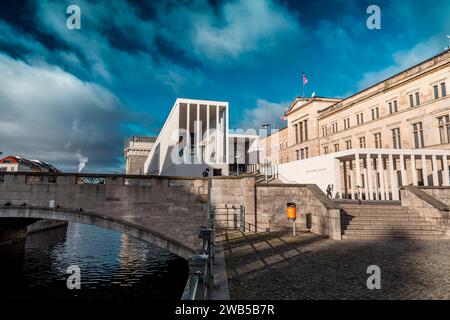 Berlin, Deutschland - 20. DEZ. 2021: Das Pergamon-Museum ist ein denkmalgeschütztes Gebäude auf der Museumsinsel im historischen Zentrum von Berlin. Stockfoto
