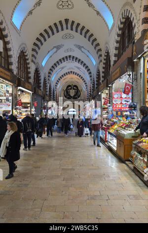 Istanbul, Türkei - 10. Dezember 2023: Menschen auf dem Gewürzbasar oder ägyptischen Basar, dem zweitgrößten überdachten Einkaufskomplex der Stadt nach dem Stockfoto