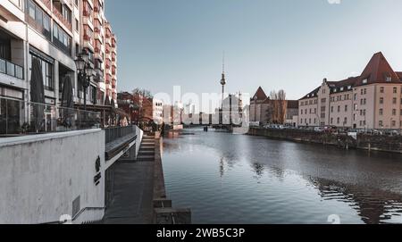 Berlin, Deutschland - 20. Dezember 2021: Straßenblick von Berlin. Gebäude und Stadtbild an der Spree. Stockfoto