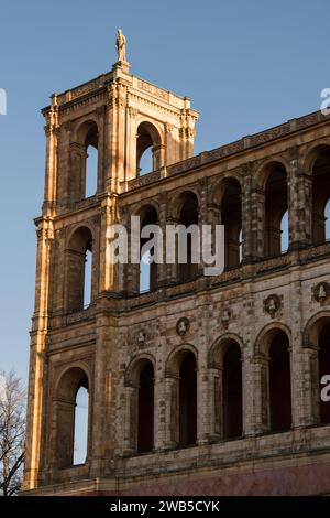 München, Deutschland - Dezember 20 2021: Das Maximilianeum, ein palastartiges Gebäude in München, wurde als Heimat einer begabten Studentenstiftung gebaut, aber seitdem Stockfoto