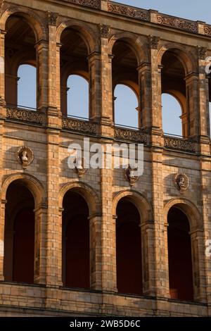 München, Deutschland - Dezember 20 2021: Das Maximilianeum, ein palastartiges Gebäude in München, wurde als Heimat einer begabten Studentenstiftung gebaut, aber seitdem Stockfoto