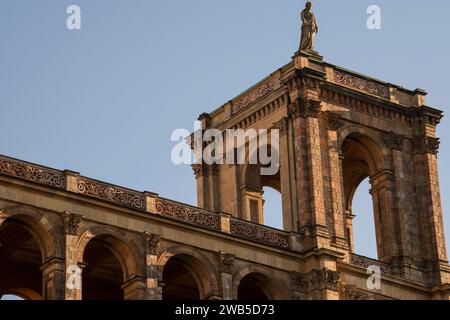 München, Deutschland - Dezember 20 2021: Das Maximilianeum, ein palastartiges Gebäude in München, wurde als Heimat einer begabten Studentenstiftung gebaut, aber seitdem Stockfoto