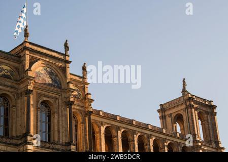 München, Deutschland - Dezember 20 2021: Das Maximilianeum, ein palastartiges Gebäude in München, wurde als Heimat einer begabten Studentenstiftung gebaut, aber seitdem Stockfoto