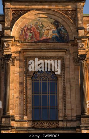 München, Deutschland - Dezember 20 2021: Das Maximilianeum, ein palastartiges Gebäude in München, wurde als Heimat einer begabten Studentenstiftung gebaut, aber seitdem Stockfoto