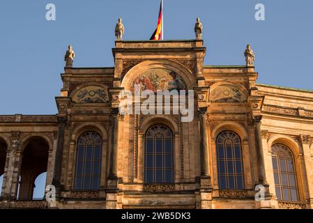 München, Deutschland - Dezember 20 2021: Das Maximilianeum, ein palastartiges Gebäude in München, wurde als Heimat einer begabten Studentenstiftung gebaut, aber seitdem Stockfoto