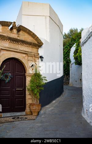 Typische Straßenarchitektur im Mittelmeerraum Europas. Stockfoto