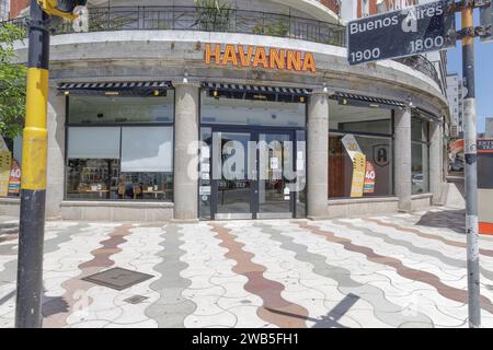 Mar del Plata, Argentinien - 30. Dezember 2023: Havanna-Geschäft in Mar del Plata, wo die traditionellen Alfajores dieser Stadt verkauft werden. Stockfoto