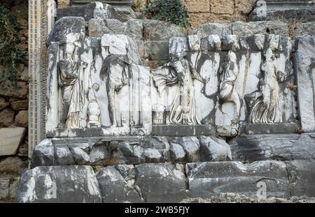 Perge Theater antike römische dionysische Skulpturen Reliefs Skulpturen Dekor Dekoration Stockfoto