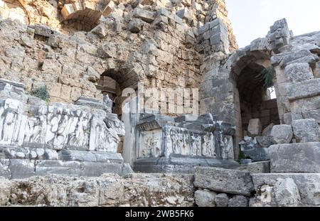 Perge Theater antike römische dionysische Skulpturen Reliefs Skulpturen Dekor Dekoration Stockfoto