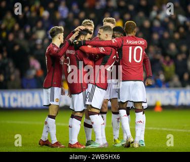 Wigan, Großbritannien. Januar 2024. Diogo Dalot von Manchester United feiert mit Bruno Fernandes von Manchester United nach dem zweiten Tor von United im Emirates FA Cup Third Round Match Wigan Athletic gegen Manchester United im DW Stadium, Wigan, Vereinigtes Königreich, 8. Januar 2024 (Foto: Steve Flynn/News Images) Credit: News Images LTD/Alamy Live News Stockfoto