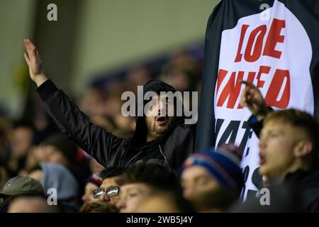 Wigan, Großbritannien. Januar 2024. Fans von Manchester United während des dritten Rundenspiels des Emirates FA Cup Wigan Athletic gegen Manchester United im DW Stadium, Wigan, Vereinigtes Königreich, 8. Januar 2024 (Foto: Steve Flynn/News Images) Credit: News Images LTD/Alamy Live News Stockfoto