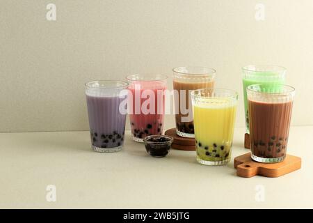 Verschiedene Farben von taiwanesischem Boba Milk Tea oder Bubble Pearl Tea Stockfoto