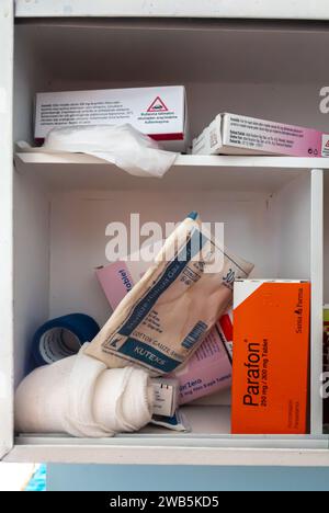 Erste-Hilfe-Kasten mit Medikamenten, Parafon in der Wand Stockfoto