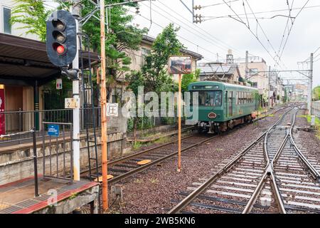 Kyoto, Japan - 26. Juni 2024: Eizan Electric Railway 731 hält am Bahnhof Demachiyanagi. Stockfoto