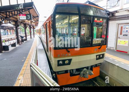 Kyoto, Japan - 26. Juni 2024: Eizan Electric Railway 903 hält am Bahnhof Demachiyanagi. Stockfoto