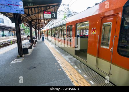 Kyoto, Japan - 26. Juni 2024: Eizan Electric Railway 903 hält am Bahnhof Demachiyanagi. Stockfoto