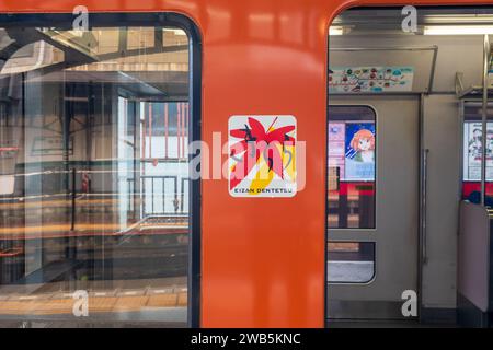 Kyoto, Japan - 26. Juni 2024: Eizan Electric Railway 903 hält am Bahnhof Demachiyanagi. Stockfoto