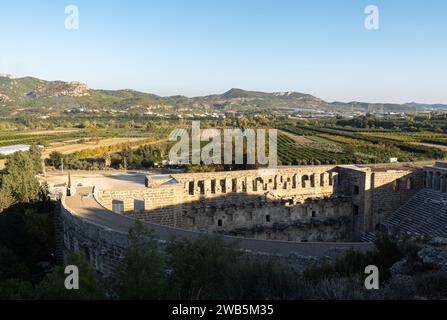 Aspendos Theater, Aspendos Amphitheater Blick auf die Felder szenischen Blick auf das türkische Antalya Stockfoto
