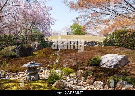 Shogunzuka-Hügel mit Kirschblüten Kyoto, Japan. Japanische Übersetzung : Shorenin-Tempel Shogunzuka Mound. Stockfoto