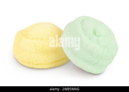 Bunte Mini-Marshmallows in Holzschale isoliert auf weißem Hintergrund mit voller Schärfentiefe Stockfoto