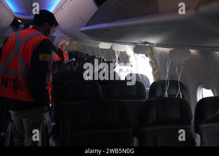 Portland, Usa. Januar 2024. NTSB-Ermittler untersuchen den fehlenden Türstopfen auf dem Alaska Airlines Flug 1282, einem Verkehrsflugzeug der Boeing 737-9 MAX, 7. Januar 2024 in Portland, Oregon. Das Flugzeug erlitt am 5. Januar einen Türstopfen, was zu einer unkontrollierten Dekompression des Flugzeugs und einer Notlandung führte. Quelle: NTSB/National Transportation Safety Board/Alamy Live News Stockfoto