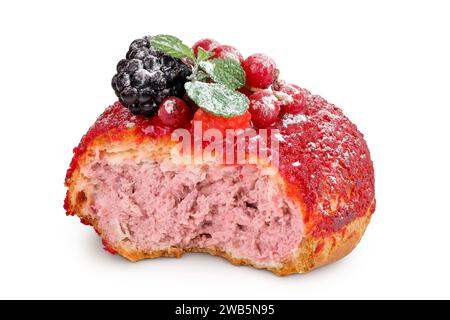 Kuchen-Shu-Eclairs mit Beeren und rotem Crumble isoliert auf weißem Hintergrund Stockfoto