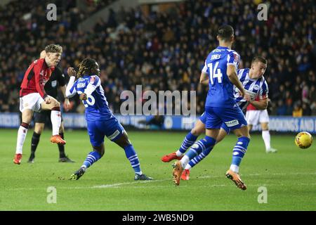 Wigan, Großbritannien. Januar 2024. Alejandro Garnacho von Manchester United (l) versucht einen Torschuss. Emirates FA Cup, Spiel der dritten Runde, Wigan Athletic gegen Manchester United im DW Stadium in Wigan, Lancs am Montag, den 8. Januar 2024. Dieses Bild darf nur für redaktionelle Zwecke verwendet werden. Nur redaktionelle Verwendung, Bild von Chris Stading/Andrew Orchard Sportfotografie/Alamy Live News Credit: Andrew Orchard Sportfotografie/Alamy Live News Stockfoto