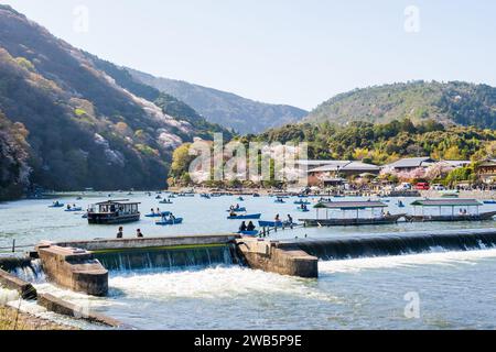 Kirschblüten im Bezirk Arashiyama. Mietboote auf dem Katsura Fluss ( Oi Fluss ). Kyoto, Japan Stockfoto