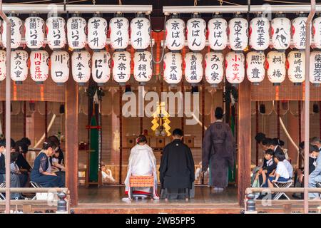 Traditionelle japanische Hochzeitszeremonie im Yasaka Jinja-Schrein. Stockfoto