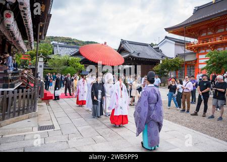 Traditionelle japanische Hochzeitszeremonie im Yasaka Jinja-Schrein. Stockfoto