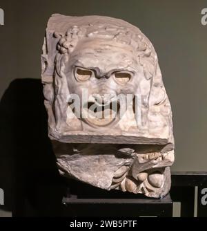 Tragische Masken aus griechischem Marmor auf Sarcofagi im archäologischen Museum Antalya Türkei Stockfoto