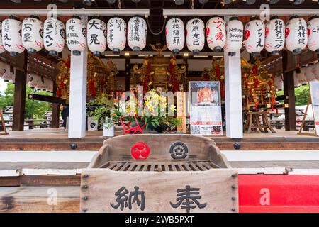 Kyoto, Japan - 15. Juli 2023: Yasaka Jinja Shrine, Maidono Dance Hall. Während des Gion Matsuri Festivals. Stockfoto