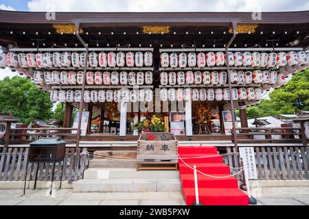 Kyoto, Japan - 15. Juli 2023: Yasaka Jinja Shrine, Maidono Dance Hall. Während des Gion Matsuri Festivals. Stockfoto