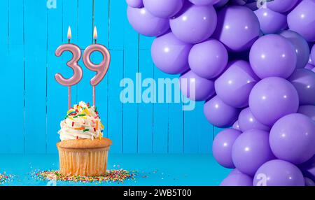 Geburtstagskarte mit Kerze Nummer 39, Cupcake und Ballons Stockfoto