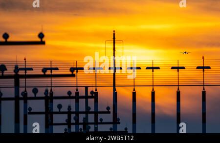 Landebahnbefeuerung, Anflughilfen, auf dem Flughafen Düsseldorf International, Sonnenuntergang, Flieger im Landeanflug auf die Hauptbahn Süd, 05R/23L, NRW, Deutschland, Luftfahrt *** Start- und Landebahnbeleuchtung, Anflughilfen, am Flughafen Düsseldorf International, Sonnenuntergang, Flugzeuge nähern sich der Hauptbahn Süd, 05R 23L, NRW, Deutschland, Luftfahrt Stockfoto