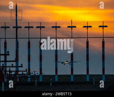 Landebahnbefeuerung, Anflughilfen, auf dem Flughafen Düsseldorf International, Sonnenuntergang, Flieger im Landeanflug auf die Hauptbahn Süd, 05R/23L, NRW, Deutschland, Luftfahrt *** Start- und Landebahnbeleuchtung, Anflughilfen, am Flughafen Düsseldorf International, Sonnenuntergang, Flugzeuge nähern sich der Hauptbahn Süd, 05R 23L, NRW, Deutschland, Luftfahrt Stockfoto