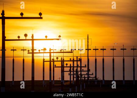 Landebahnbefeuerung, Anflughilfen, auf dem Flughafen Düsseldorf International, Sonnenuntergang, Flieger im Landeanflug auf die Hauptbahn Süd, 05R/23L, NRW, Deutschland, Luftfahrt *** Start- und Landebahnbeleuchtung, Anflughilfen, am Flughafen Düsseldorf International, Sonnenuntergang, Flugzeuge nähern sich der Hauptbahn Süd, 05R 23L, NRW, Deutschland, Luftfahrt Stockfoto