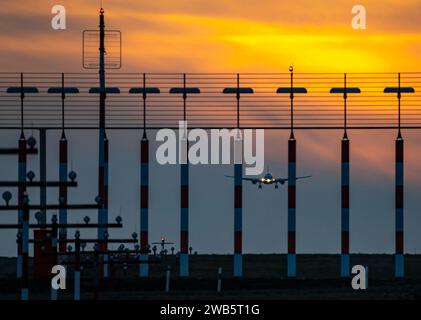 Landebahnbefeuerung, Anflughilfen, auf dem Flughafen Düsseldorf International, Sonnenuntergang, Flieger im Landeanflug auf die Hauptbahn Süd, 05R/23L, NRW, Deutschland, Luftfahrt *** Start- und Landebahnbeleuchtung, Anflughilfen, am Flughafen Düsseldorf International, Sonnenuntergang, Flugzeuge nähern sich der Hauptbahn Süd, 05R 23L, NRW, Deutschland, Luftfahrt Stockfoto