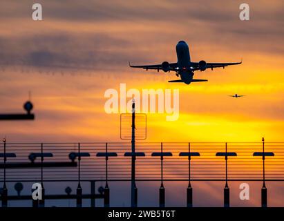 Landebahnbefeuerung, Anflughilfen, auf dem Flughafen Düsseldorf International, Sonnenuntergang, Flieger beim Start und im Landeanflug auf die Hauptbahn Süd, 05R/23L, NRW, Deutschland, Luftfahrt *** Start- und Landebahnbeleuchtung, Anflughilfen, am Flughafen Düsseldorf International, Sonnenuntergang, Flugzeuge, die auf der Südbahn starten und sich nähern, 05R 23L, NRW, Deutschland, Luftfahrt, Luftfahrt Stockfoto