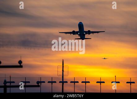 Landebahnbefeuerung, Anflughilfen, auf dem Flughafen Düsseldorf International, Sonnenuntergang, Flieger beim Start und im Landeanflug auf die Hauptbahn Süd, 05R/23L, NRW, Deutschland, Luftfahrt *** Start- und Landebahnbeleuchtung, Anflughilfen, am Flughafen Düsseldorf International, Sonnenuntergang, Flugzeuge, die auf der Südbahn starten und sich nähern, 05R 23L, NRW, Deutschland, Luftfahrt, Luftfahrt Stockfoto