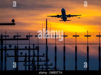 Landebahnbefeuerung, Anflughilfen, auf dem Flughafen Düsseldorf International, Sonnenuntergang, Flieger beim Start und im Landeanflug auf die Hauptbahn Süd, 05R/23L, NRW, Deutschland, Luftfahrt *** Start- und Landebahnbeleuchtung, Anflughilfen, am Flughafen Düsseldorf International, Sonnenuntergang, Flugzeuge, die auf der Südbahn starten und sich nähern, 05R 23L, NRW, Deutschland, Luftfahrt, Luftfahrt Stockfoto