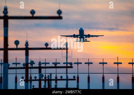 Landebahnbefeuerung, Anflughilfen, auf dem Flughafen Düsseldorf International, Sonnenuntergang, Flieger beim Start von der Hauptbahn Süd, 05R/23L, NRW, Deutschland, Luftfahrt *** Start- und Landebahnbeleuchtung, Anflughilfen, am Flughafen Düsseldorf International, Sonnenuntergang, von der Hauptbahn Süd startende Flugzeuge, 05R 23L, NRW, Deutschland, Luftfahrt Stockfoto