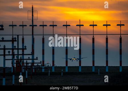 Landebahnbefeuerung, Anflughilfen, auf dem Flughafen Düsseldorf International, Sonnenuntergang, Flieger im Landeanflug auf die Hauptbahn Süd, 05R/23L, NRW, Deutschland, Luftfahrt *** Start- und Landebahnbeleuchtung, Anflughilfen, am Flughafen Düsseldorf International, Sonnenuntergang, Flugzeuge nähern sich der Hauptbahn Süd, 05R 23L, NRW, Deutschland, Luftfahrt Stockfoto