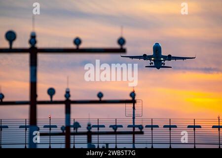 Landebahnbefeuerung, Anflughilfen, auf dem Flughafen Düsseldorf International, Sonnenuntergang, Flieger beim Start von der Hauptbahn Süd, 05R/23L, NRW, Deutschland, Luftfahrt *** Start- und Landebahnbeleuchtung, Anflughilfen, am Flughafen Düsseldorf International, Sonnenuntergang, von der Hauptbahn Süd startende Flugzeuge, 05R 23L, NRW, Deutschland, Luftfahrt Stockfoto