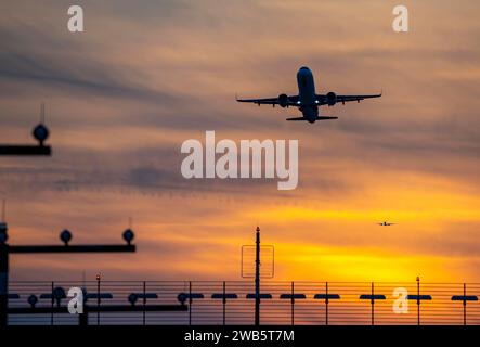 Landebahnbefeuerung, Anflughilfen, auf dem Flughafen Düsseldorf International, Sonnenuntergang, Flieger beim Start und im Landeanflug auf die Hauptbahn Süd, 05R/23L, NRW, Deutschland, Luftfahrt *** Start- und Landebahnbeleuchtung, Anflughilfen, am Flughafen Düsseldorf International, Sonnenuntergang, Flugzeuge, die auf der Südbahn starten und sich nähern, 05R 23L, NRW, Deutschland, Luftfahrt, Luftfahrt Stockfoto