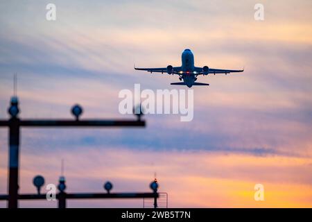 Landebahnbefeuerung, Anflughilfen, auf dem Flughafen Düsseldorf International, Sonnenuntergang, Flieger beim Start von der Hauptbahn Süd, 05R/23L, NRW, Deutschland, Luftfahrt *** Start- und Landebahnbeleuchtung, Anflughilfen, am Flughafen Düsseldorf International, Sonnenuntergang, von der Hauptbahn Süd startende Flugzeuge, 05R 23L, NRW, Deutschland, Luftfahrt Stockfoto